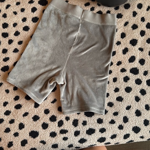 SKIMS XS Gray Women’s Boxers - Picture 4 of 5